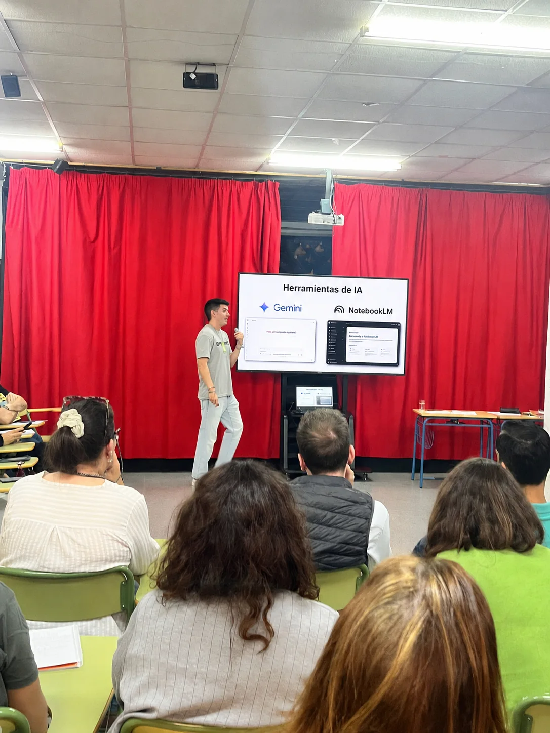 Jaime impartiendo una sesión sobre herramientas de inteligencia artificial