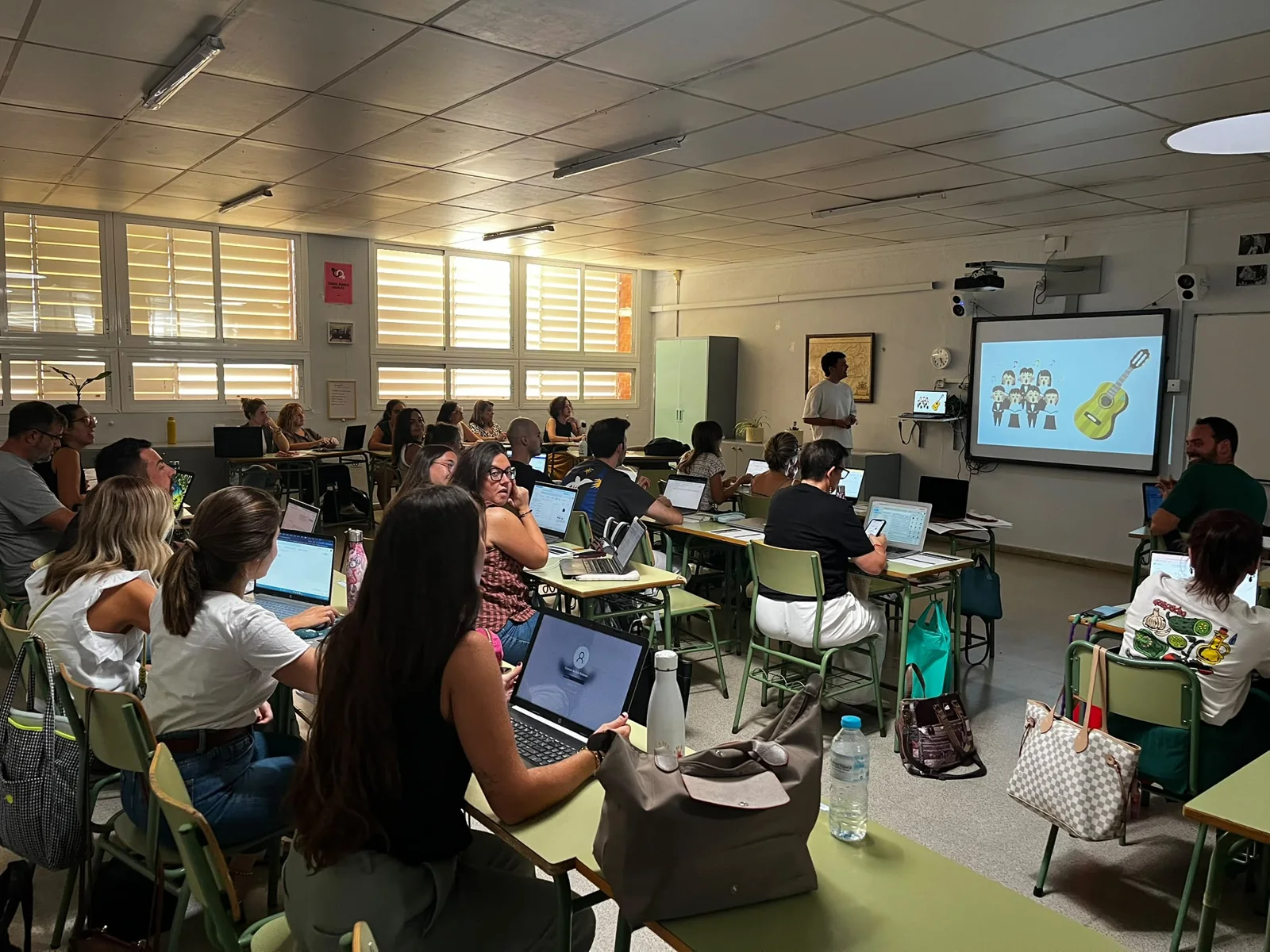 Grupo de docentes participando en una formación en el aula